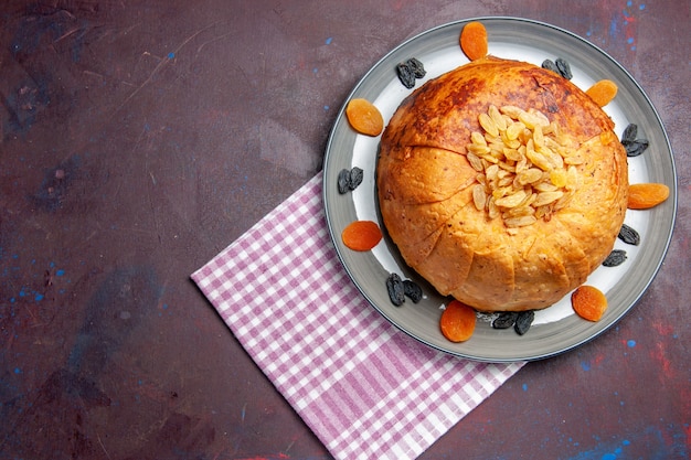 Kostenloses Foto draufsicht leckere shakh plov gekochte reismahlzeit innerhalb des teigs mit rosinen auf dunklem hintergrund reismahlzeitlebensmitteldinnerkochen