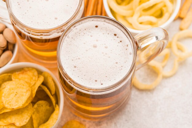 Draufsicht leckere Snacks und Bier