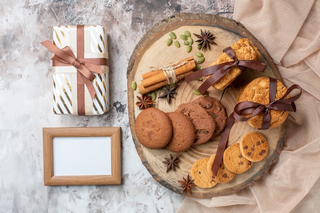 Draufsicht leckere süße Kekse mit Geschenk auf Leuchttisch