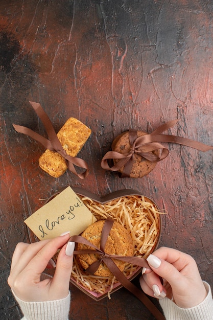 Draufsicht leckere süße Kekse mit Ring auf dunklem Hintergrund Ehe Gefühl Paar Geschenk Liebe Urlaub Cookie Ring