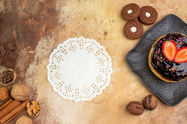 Draufsicht leckere süße Pfannkuchen mit Keksen auf Holzschreibtisch