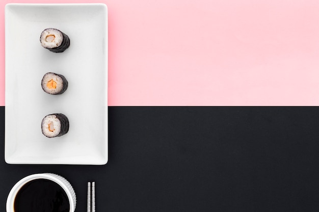 Kostenloses Foto draufsicht leckere sushi-rollen mit kopierraum