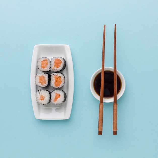 Kostenloses Foto draufsicht leckere sushi-rollen mit sojasauce und essstäbchen