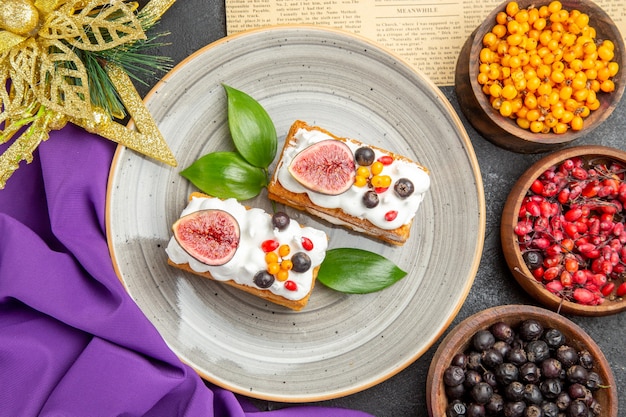 Draufsicht leckere Waffelkuchen mit frischen Früchten auf dem dunklen Hintergrund