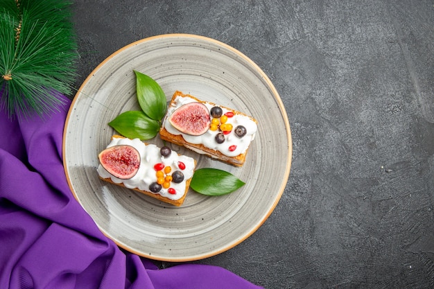 Draufsicht leckere Waffelkuchen mit Früchten auf dem dunklen Hintergrund