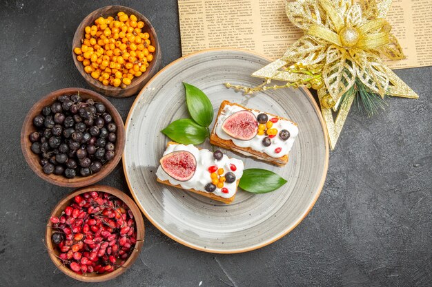 Draufsicht leckere Waffelkuchen mit Früchten auf dem dunklen Hintergrund