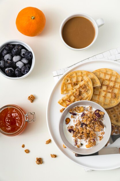 Draufsicht leckere Waffeln mit Blaubeeren