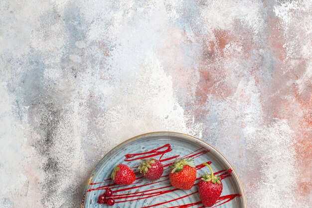 Draufsicht leckeren cremigen Kuchen mit Früchten auf dem hellen Tischkeks süßer Kuchen Nachtisch