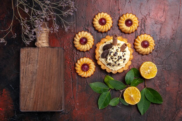 Draufsicht leckeren cremigen Kuchen mit Keksen auf dunklem Boden Nachtisch süßer Kekskuchen