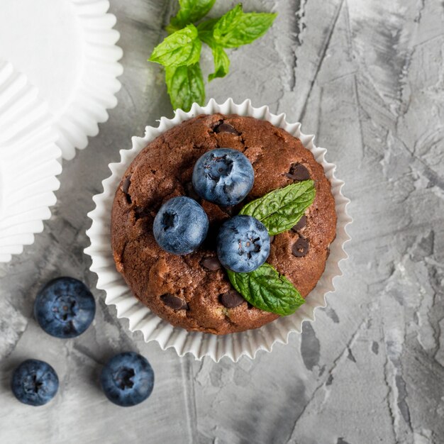 Draufsicht leckeren Cupcake mit Blaubeeren und Minze