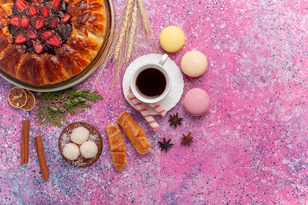 Draufsicht leckeren Erdbeerkuchen fruchtigen Kuchen mit Tasse Tee auf dem Rosa