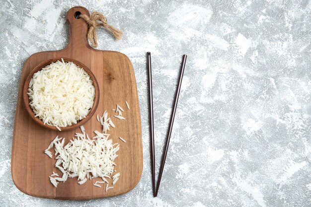 Draufsicht leckeren gekochten Reis innerhalb der braunen Platte auf Weiß