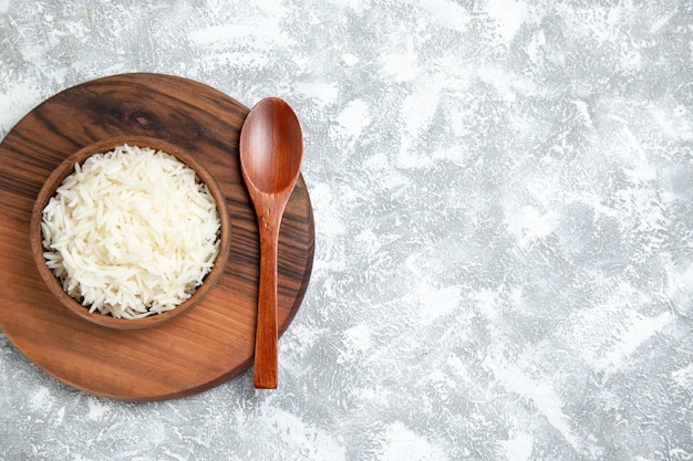 Draufsicht leckeren gekochten Reis innerhalb Platte auf Weiß