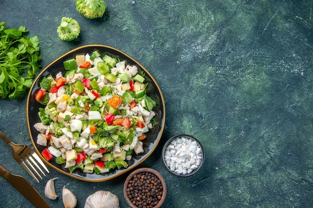 Draufsicht leckeren Gemüsesalat in Teller mit Besteck auf dunklem Hintergrund Küche Restaurant frische Mahlzeit Gesundheit Mittagessen Diät