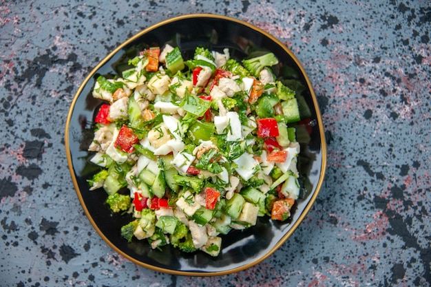 Draufsicht leckeren Gemüsesalat innerhalb Platte auf dunklem Hintergrund Küche Mittagessen Restaurant frische Mahlzeit Gesundheit Diät Farbe
