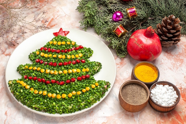 Draufsicht leckeren grünen Salat in der Neujahrsbaumform auf hellem Hintergrund