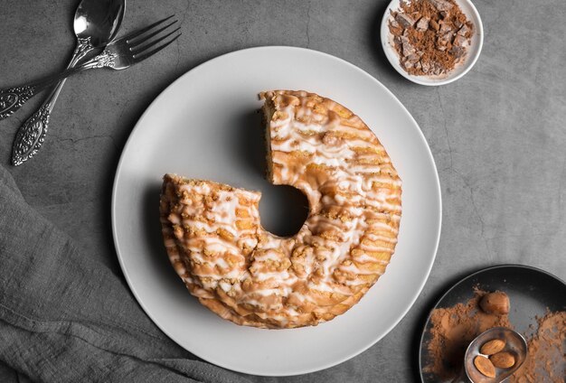 Draufsicht leckeren hausgemachten Kuchen auf einem Teller