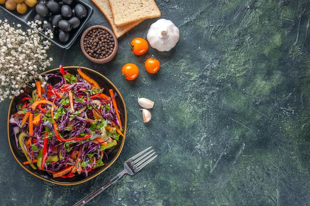Draufsicht leckeren Kohlsalat mit Oliven und Brot auf dunklem Hintergrund Lebensmittel Brot Urlaub Snack Diät Diät Mahlzeit Mahlzeit