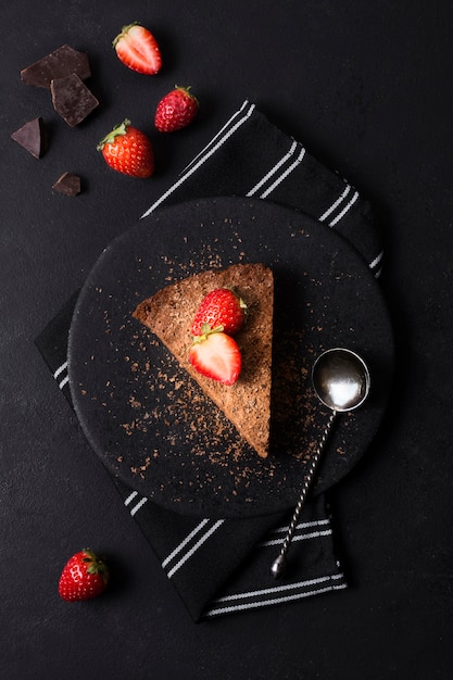 Draufsicht leckeren Kuchen mit Erdbeere auf einem Teller