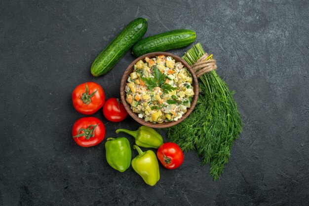 Draufsicht leckeren Mayonaonaise-Salat mit frischem Gemüse und Gemüse auf Grau