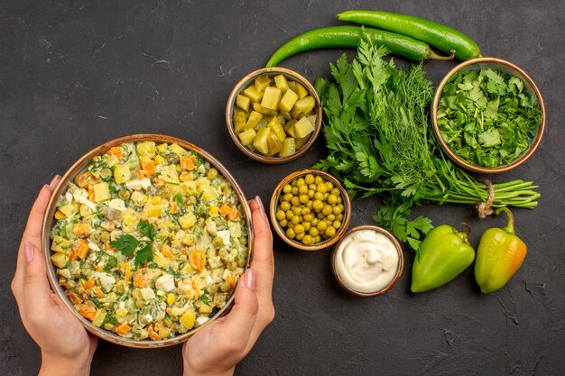 Draufsicht leckeren Salat mit Grün auf dunklem Hintergrund