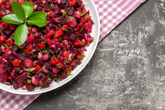 Draufsicht leckeren Vinaigrette-Rübensalat innerhalb Platte auf der dunklen Oberfläche