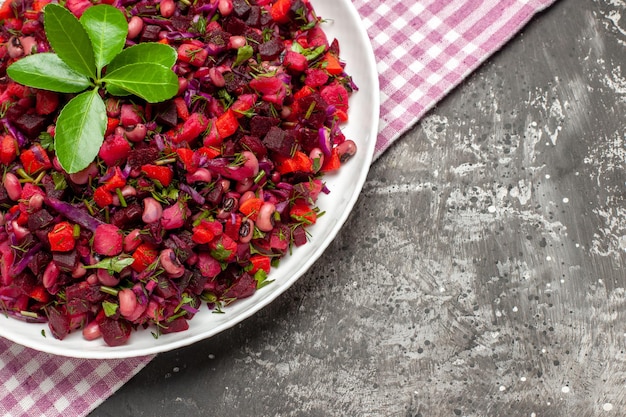 Draufsicht leckeren Vinaigrette-Rübensalat innerhalb Platte auf der dunklen Oberfläche