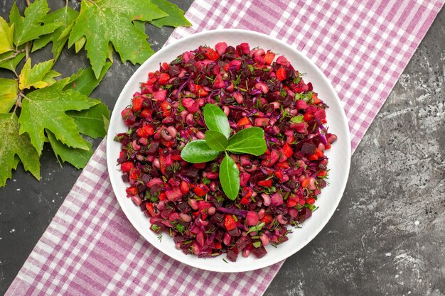 Draufsicht leckeren Vinaigrette-Rübensalat innerhalb Platte auf der dunklen Oberfläche