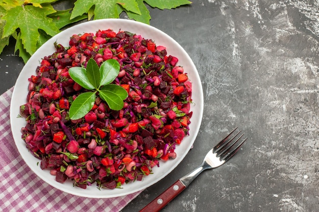 Draufsicht leckeren Vinaigrette-Rübensalat innerhalb Platte auf der dunklen Oberfläche