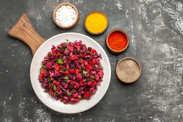 Draufsicht leckeren Vinaigrette-Salat mit Bohnen und Rüben auf grauer Oberfläche