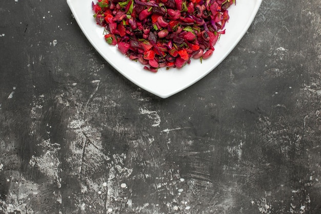 Kostenloses Foto draufsicht leckeren vinaigrette-salat mit rüben und bohnen auf grauem schreibtisch