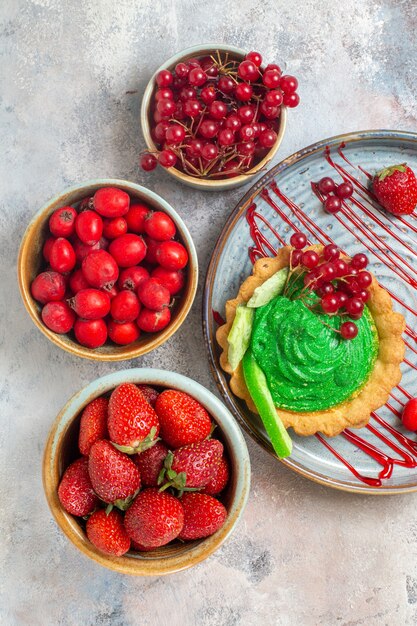 Draufsicht leckerer cremiger Kuchen mit frischen Früchten auf einem leichten Tischkeks süßer Dessertkuchen