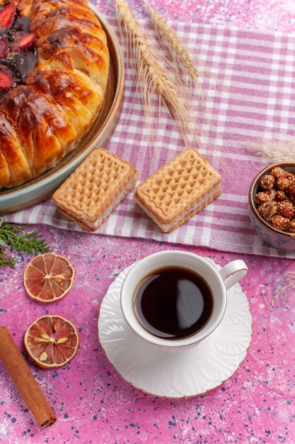 Draufsicht leckerer Erdbeerkuchen fruchtiger Kuchen mit Waffeln und Tasse Tee