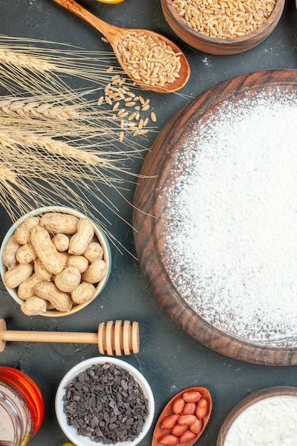 Draufsicht leckerer fruchtiger Kuchen mit Mehl und Nüssen auf dem dunklen Fruchtsüßkuchen Zuckerkuchen Teegebäck Dessertkeks