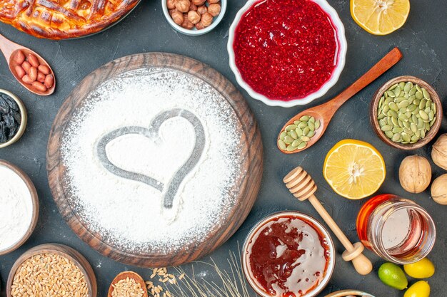 Draufsicht leckerer fruchtiger Kuchen mit Mehlmarmelade und Nüssen auf dunklem Obst süßer Kuchen Zuckertee Gebäck Kekskuchen