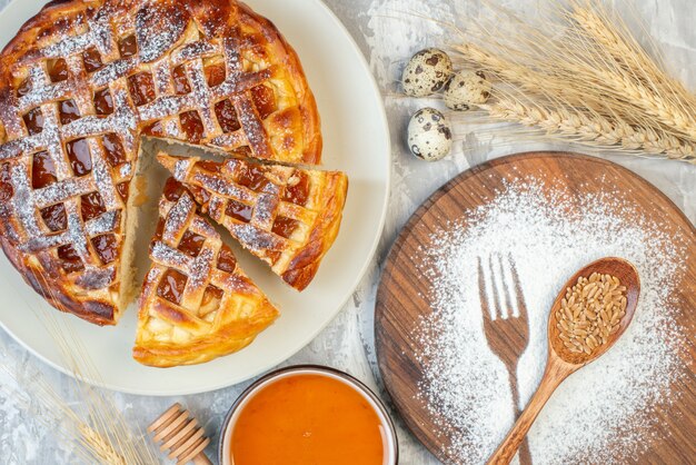 Draufsicht leckerer Geleekuchen im Teller auf Leuchttisch