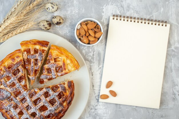 Draufsicht leckerer Geleekuchen im Teller auf Leuchttisch