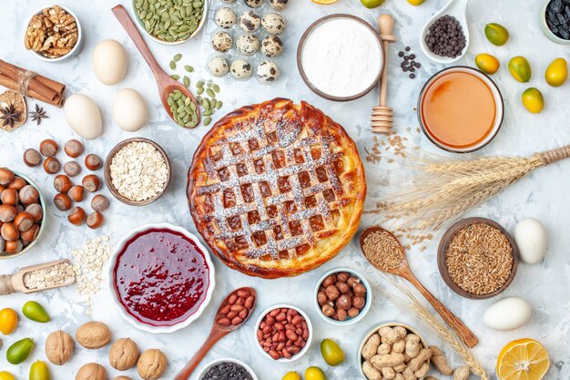 Draufsicht leckerer Geleekuchen mit Eiern und Nüssen auf einem leichten Tee backen Kekskuchen Brötchen Dessert Keks Bäckerei Farbkuchen