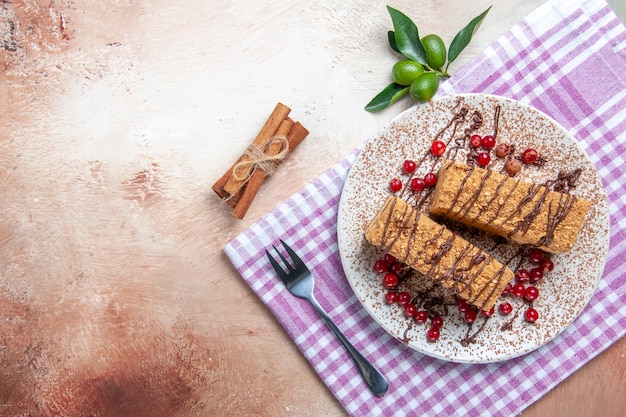 Draufsicht leckerer Honigkuchen mit roten Beeren auf Licht