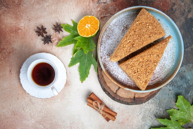 Draufsicht leckerer Honigkuchen mit Tee am Licht