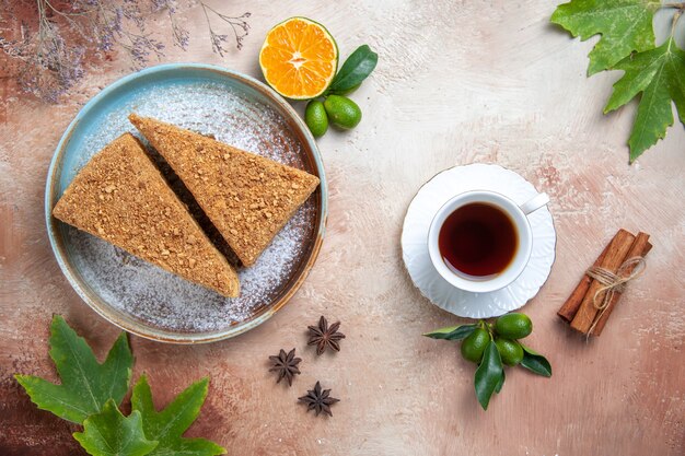 Draufsicht leckerer Honigkuchen mit Tee am Licht