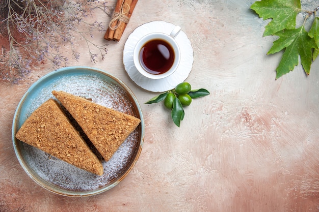 Kostenloses Foto draufsicht leckerer honigkuchen mit tee am licht