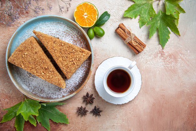 Draufsicht leckerer Honigkuchen mit Tee am Licht