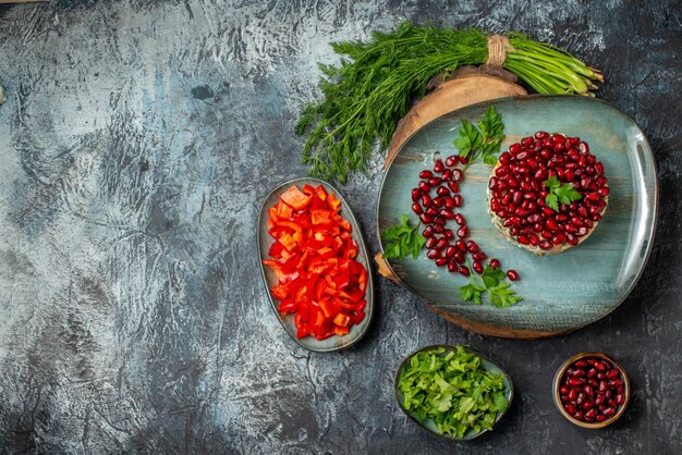 Draufsicht leckerer Hühnersalat mit Granatäpfeln auf grauem Hintergrund Salat Essen Mahlzeit Diät Gesundheit Obst