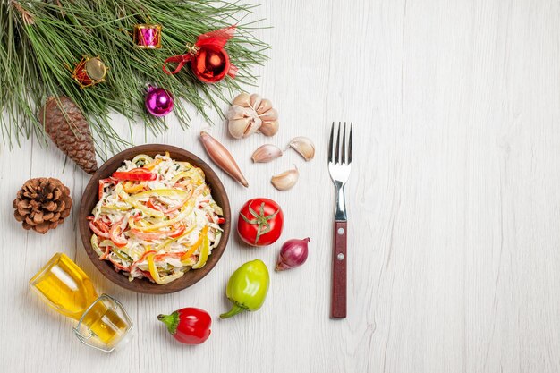 Draufsicht leckerer Hühnersalat mit Mayyonaise auf weißer Oberfläche Fleisch frischer Mahlzeit Snack Salat