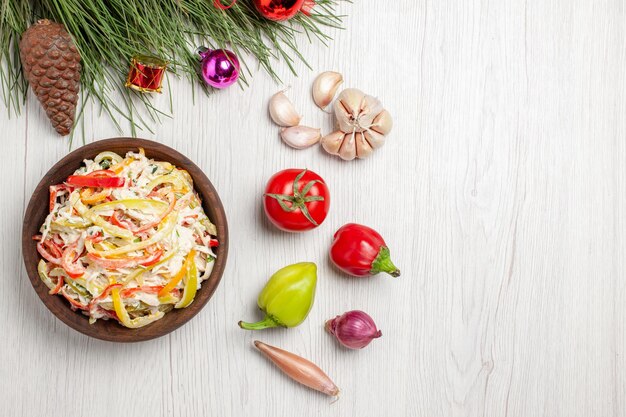 Draufsicht leckerer Hühnersalat mit Mayyonise und geschnittenem Gemüse auf weißem Schreibtischfleisch frischer Salatmahlzeitsnack