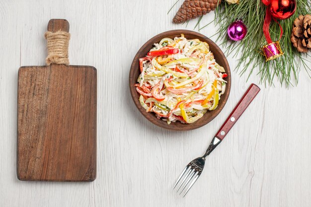 Draufsicht leckerer Hühnersalat mit Mayyonise und geschnittenem Gemüse auf weißer Oberfläche frischer Salatfleischmahlzeitsnack