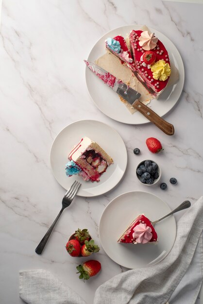 Draufsicht leckerer Kuchen auf Teller