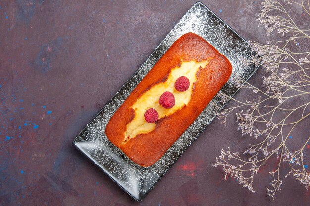 Draufsicht leckerer Kuchen, lang auf dunklem Oberflächenkuchen gebildet Zuckerkeksplätzchenkuchen süßer Tee