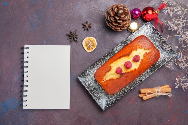 Draufsicht leckerer Kuchen, lang auf dunklem Oberflächenkuchen gebildet Zuckerplätzchenkuchen süßer Teekeks